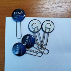 Odznaky s kancelárskou sponkou-spinkou
